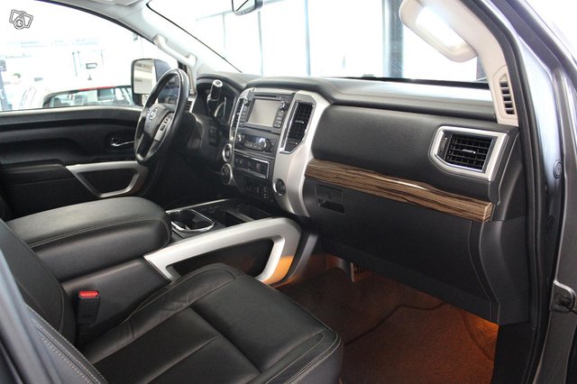 NISSAN Titan 8