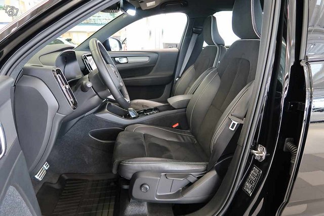 VOLVO XC40 17
