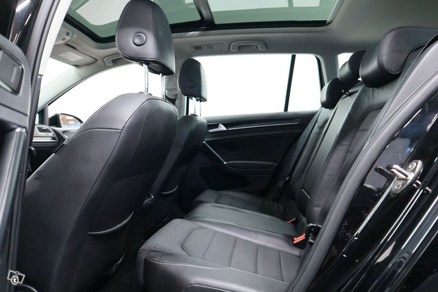 Volkswagen Golf 24