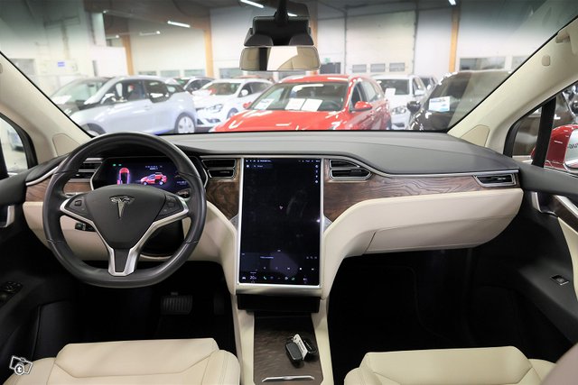 TESLA MODEL X 6