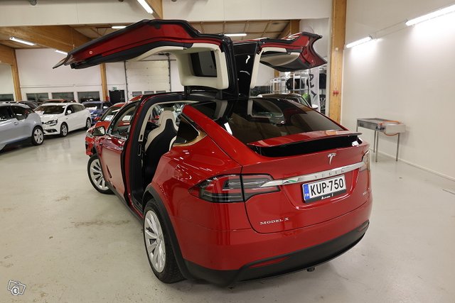 TESLA MODEL X 23