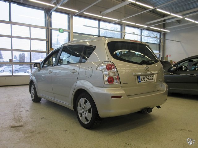 TOYOTA Corolla Verso 4