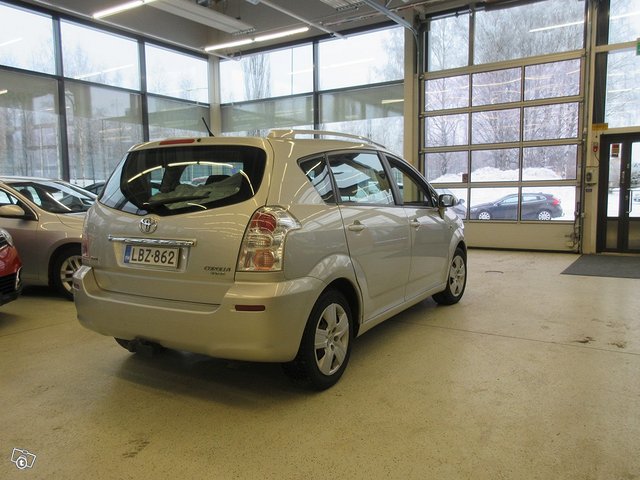 TOYOTA Corolla Verso 8