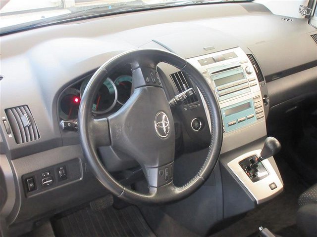 TOYOTA Corolla Verso 15