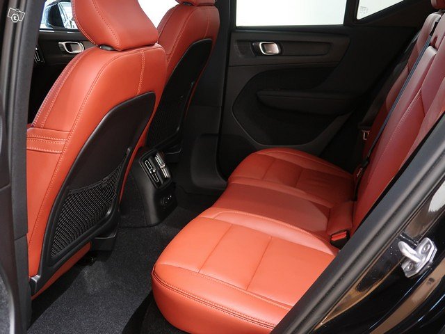 VOLVO XC40 5