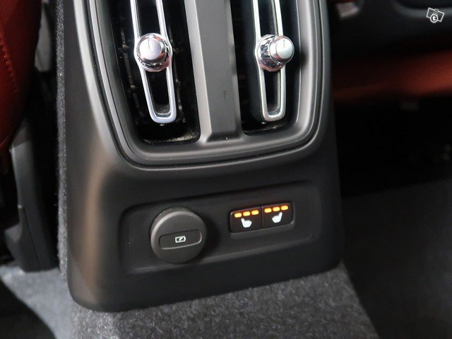 VOLVO XC40 7
