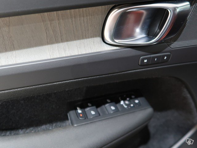 VOLVO XC40 11