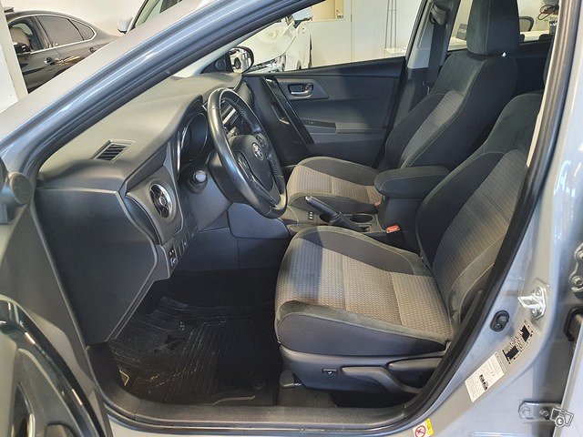 TOYOTA Auris 12