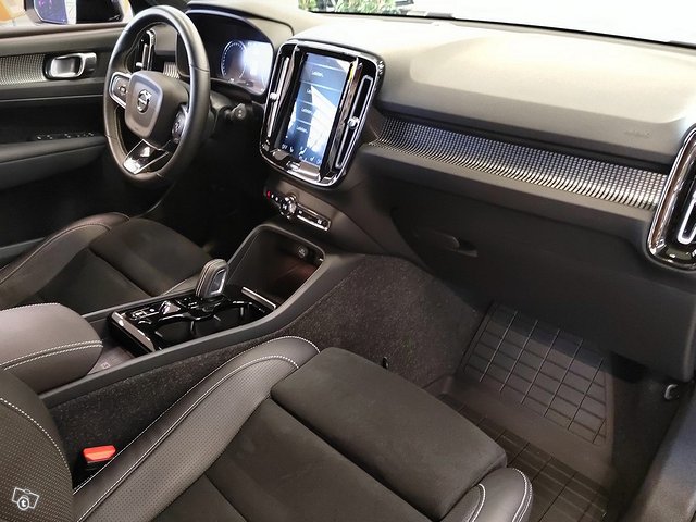 VOLVO XC40 12