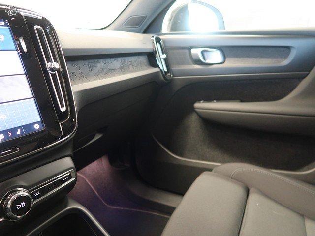 VOLVO C40 25