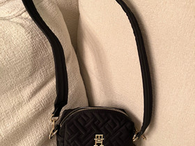 Tommy Hilfiger olkalaukku, Laukut ja hatut, Asusteet ja kellot, Nokia, Tori.fi Tommy Hilfiger olkalaukku, Laukut ja hatut, Asusteet ja kellot, Nokia, Tori.fi