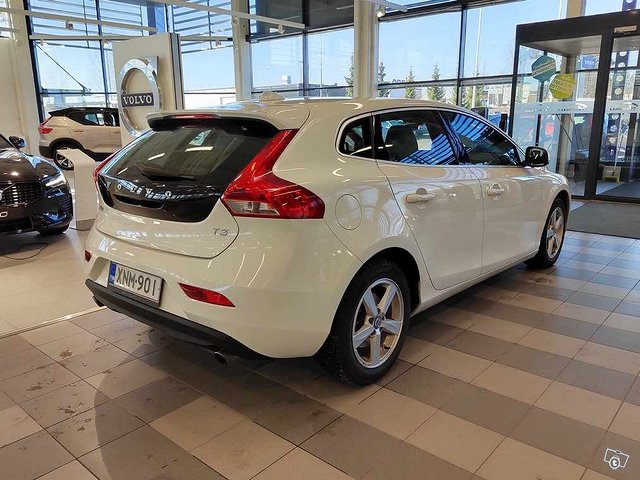 VOLVO V40 3