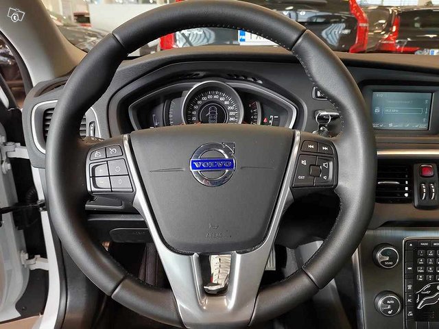 VOLVO V40 6