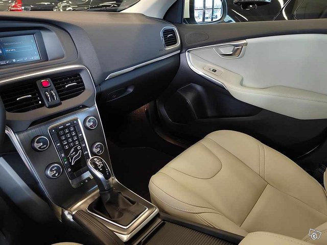 VOLVO V40 12