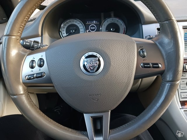 Jaguar XF 9