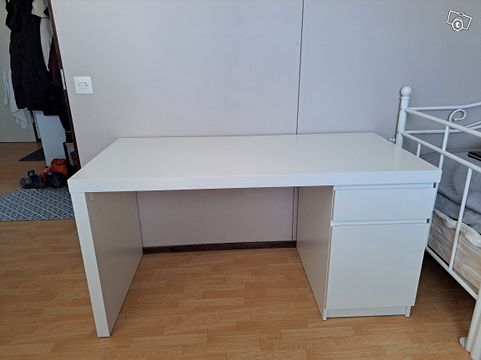 Ikean Malm työpöytä, Pöydät ja ...