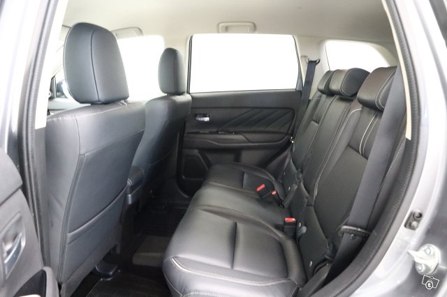 MITSUBISHI OUTLANDER PHEV 12