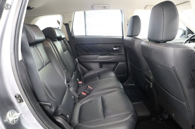 MITSUBISHI OUTLANDER PHEV 13
