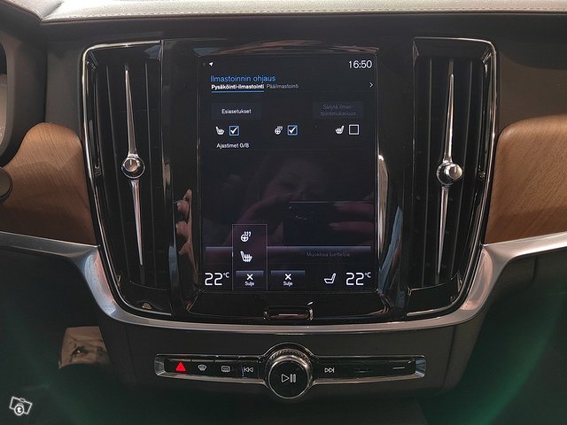 VOLVO V90 13