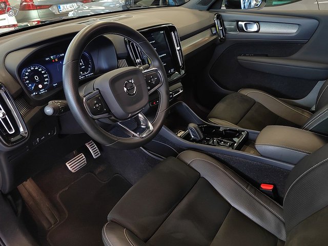 VOLVO XC40 4