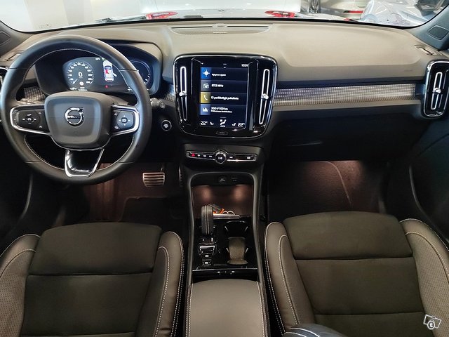 VOLVO XC40 5