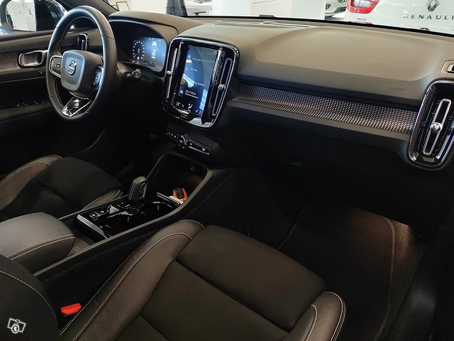 VOLVO XC40 8
