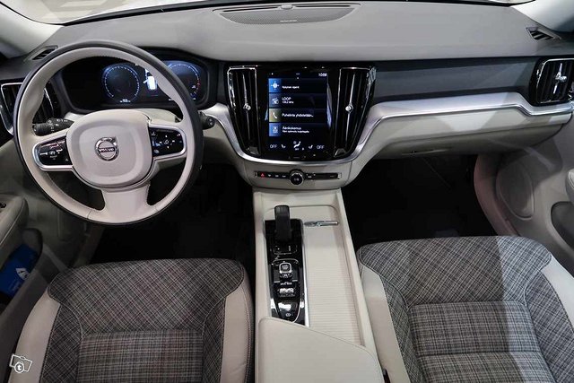 VOLVO V60 5