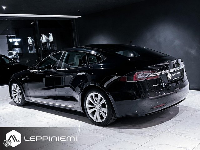 Tesla Model S 10