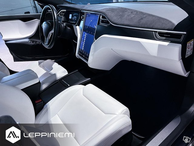 Tesla Model S 11