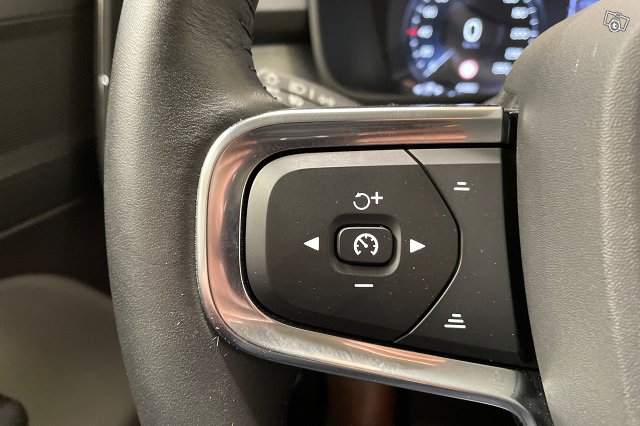 VOLVO XC40 23