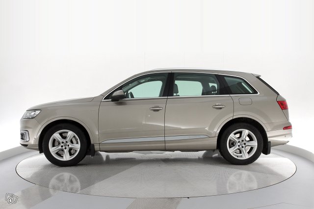 AUDI Q7 5