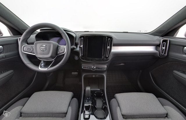 Volvo XC40 8