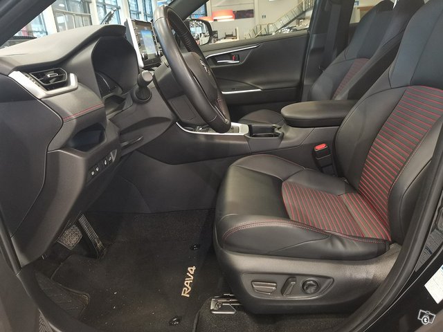 TOYOTA RAV4 Plug-in 9
