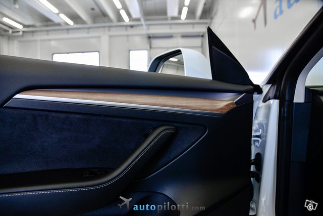 Tesla Model 3 17