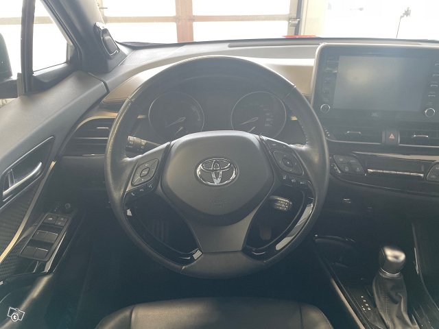 TOYOTA C-HR 11