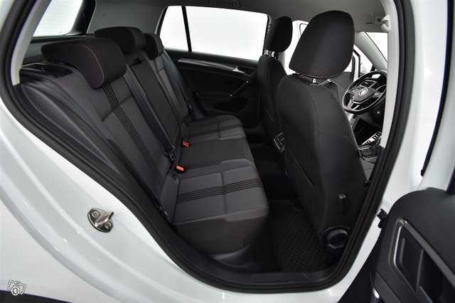VOLKSWAGEN Golf 21