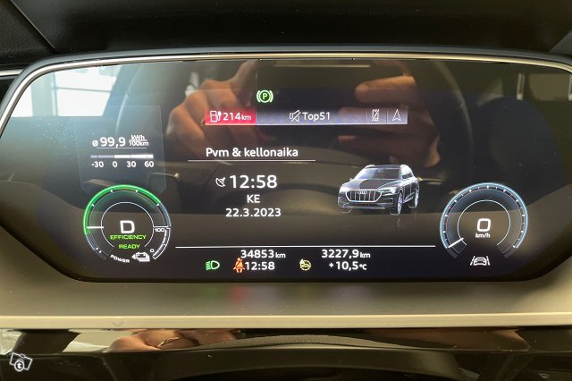 AUDI E-tron 15