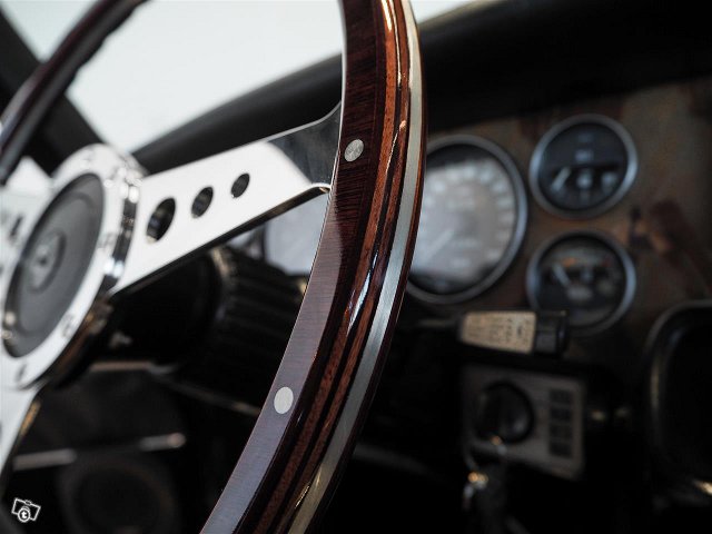 Jaguar XJ12 12