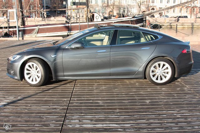 Tesla Model S 9