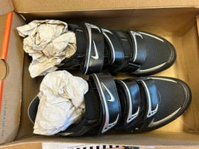 Nike pyöräilykengät, Pyörätarvikkeet ja kypärät, Polkupyörät ja pyöräily, Vaasa, Tori.fi Nike pyöräilykengät, Pyörätarvikkeet ja kypärät, Polkupyörät ja pyöräily, Vaasa, Tori.fi