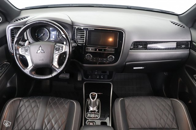Mitsubishi Outlander PHEV 8