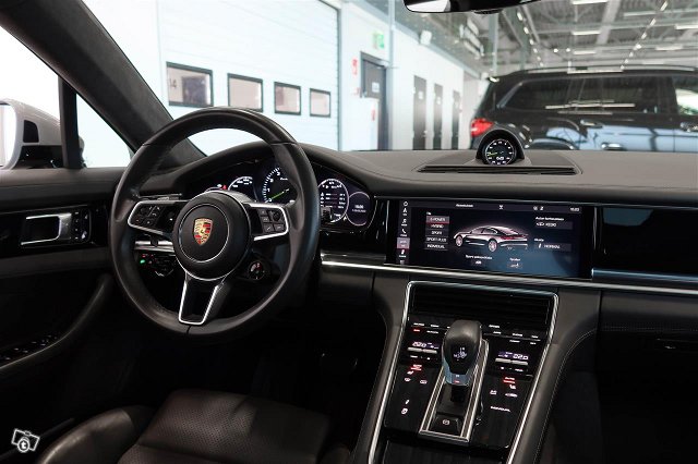 Porsche Panamera 8