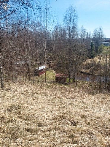 Vapaa-ajan tontti joenvarrella, Mökit ja l...