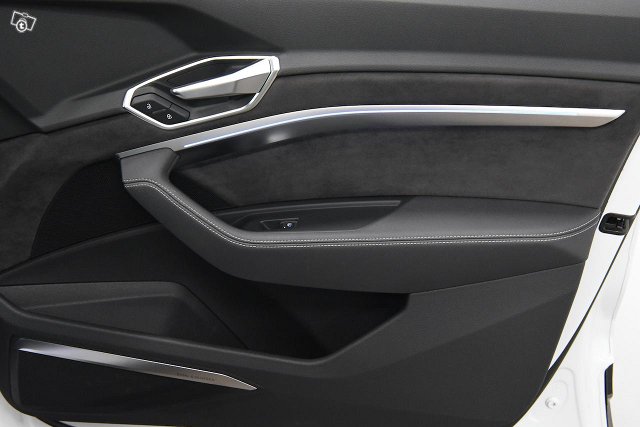 Audi E-tron 23