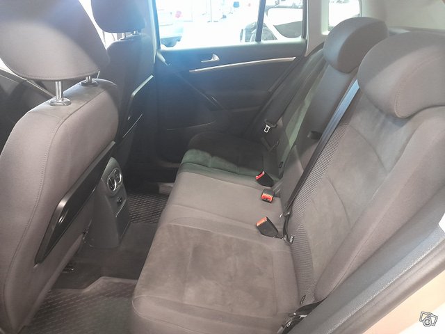 Volkswagen Tiguan 9
