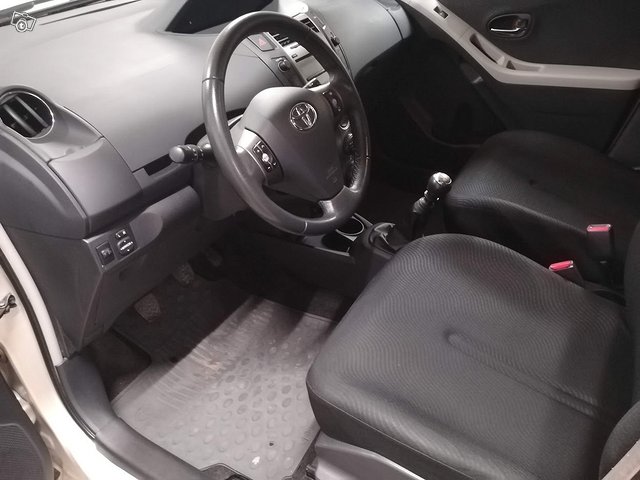 Toyota Yaris 9