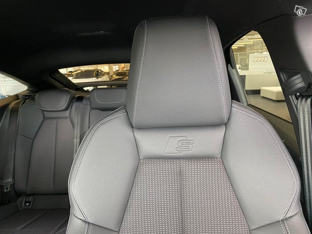 Audi Q4 E-tron 5