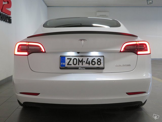 Tesla Model 3 4