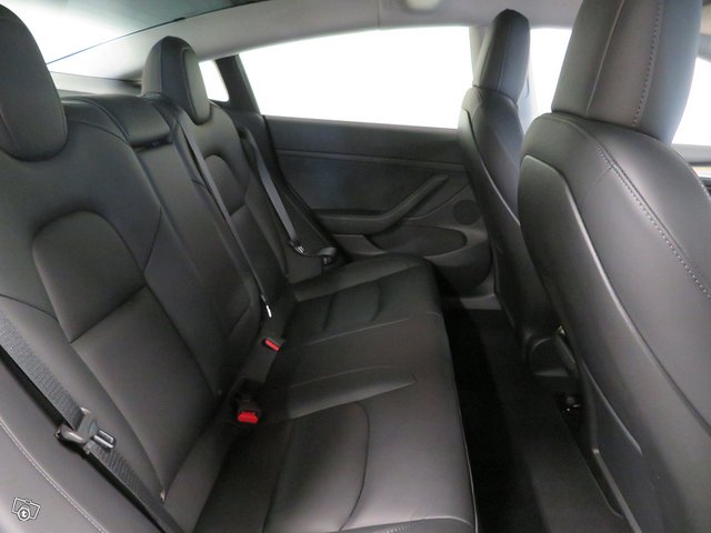 Tesla Model 3 8