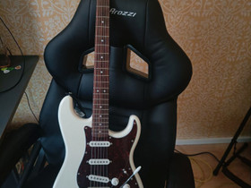 Squier strato, Kitarat, bassot ja vahvistimet, Musiikki ja soittimet, Kokkola, Tori.fi Squier strato, Kitarat, bassot ja vahvistimet, Musiikki ja soittimet, Kokkola, Tori.fi